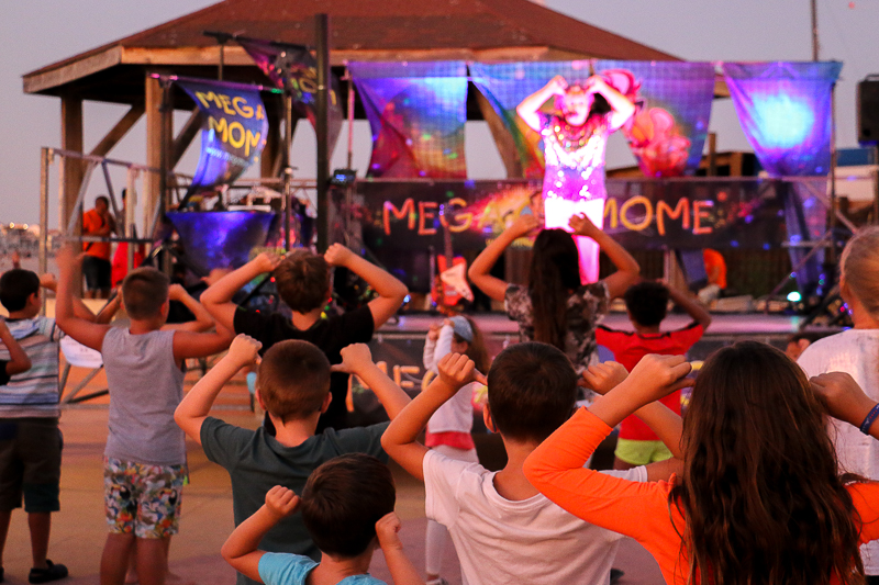 Le bal des enfants de Mega Mome en bord de Mer pour les festivités de l'été sur la côte d'azur. Une soirée dédiée aux enfants totalement réussie