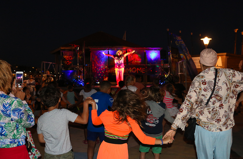 Le bal des enfants de Mega Mome en bord de Mer pour les festivités de l'été sur la côte d'azur. Une soirée dédiée aux enfants totalement réussie