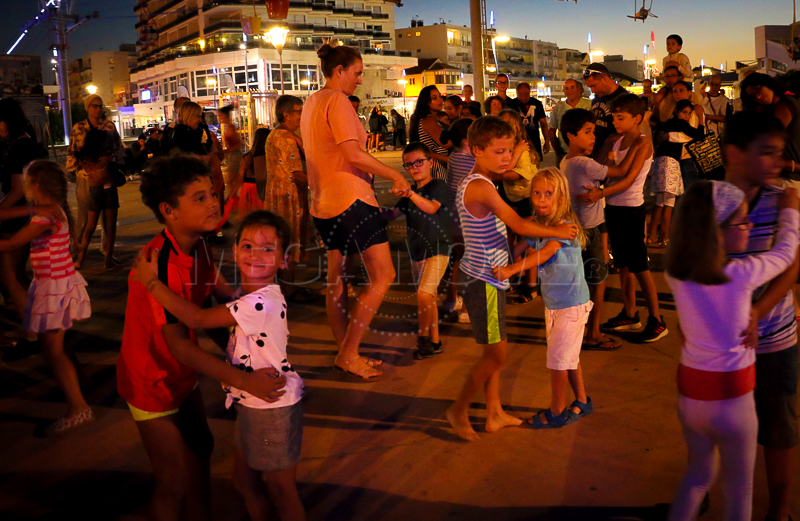 Le bal des enfants de Mega Mome en bord de Mer pour les festivités de l'été sur la côte d'azur. Une soirée dédiée aux enfants totalement réussie