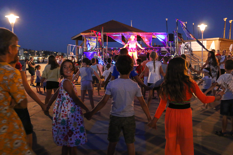 Le bal des enfants de Mega Mome en bord de Mer pour les festivités de l'été sur la côte d'azur. Une soirée dédiée aux enfants totalement réussie