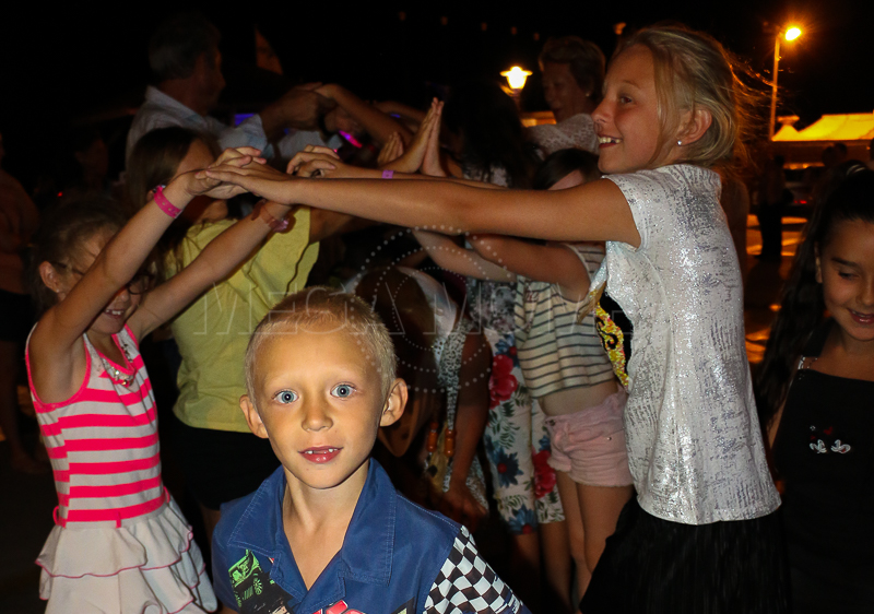 Le bal des enfants de Mega Mome en bord de Mer pour les festivités de l'été sur la côte d'azur. Une soirée dédiée aux enfants totalement réussie