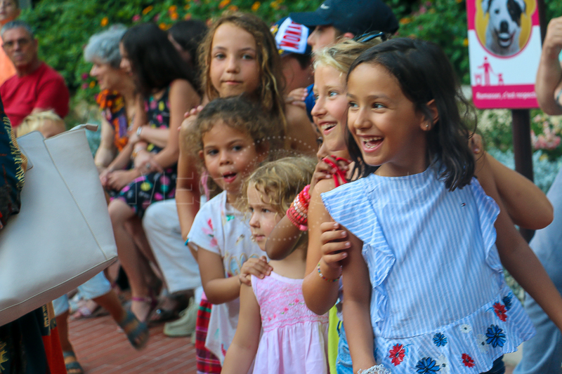 Souvenirs d'un bal pour enfants où les enfants chantent et dansent . L'été 2019 enchanté par Mega Mome et son spectacle Le bal des enfants