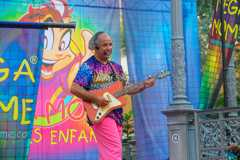 Souvenirs d'un bal pour enfants où les enfants chantent et dansent . L'été 2019 enchanté par Mega Mome et son spectacle Le bal des enfants