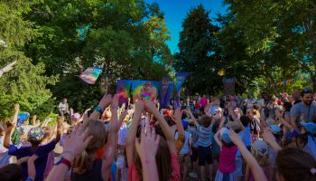 Le bal des enfants en extérieur