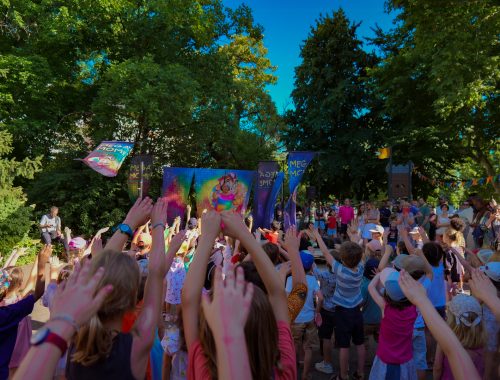 Le bal des enfants en extérieur